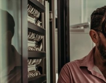 img blog IT staff at work teams 01